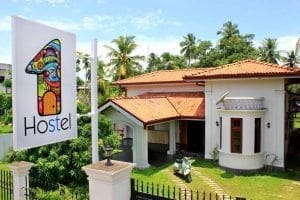 hostels en sri lanka fachada de Hostel First Negombo, jardin y cartel