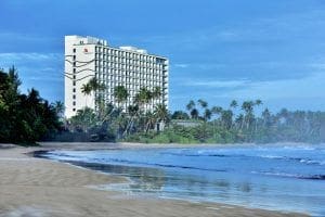 hoteles en sri lanka fachada del hotel Marriot en Weligama, playa y paisaje tropical