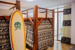 literas y tabla de surf en dormitorio de Surf and Party Hostel weligama