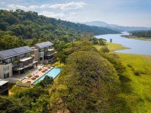 mejores hoteles en Sri Lanka panoramica del hotel Jetwing Kandy Gallery fachada piscina naturaleza y lago
