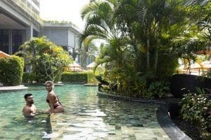 pareja en piscina y vegetacion del hotel Marriot en Weligama