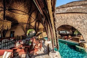piscina y restaurante en Wild Coast Tented Lodge Yala