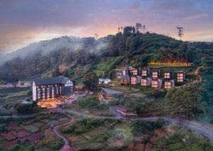 plano vista aera The Golden Ridge Hotel edificios y naturaleza