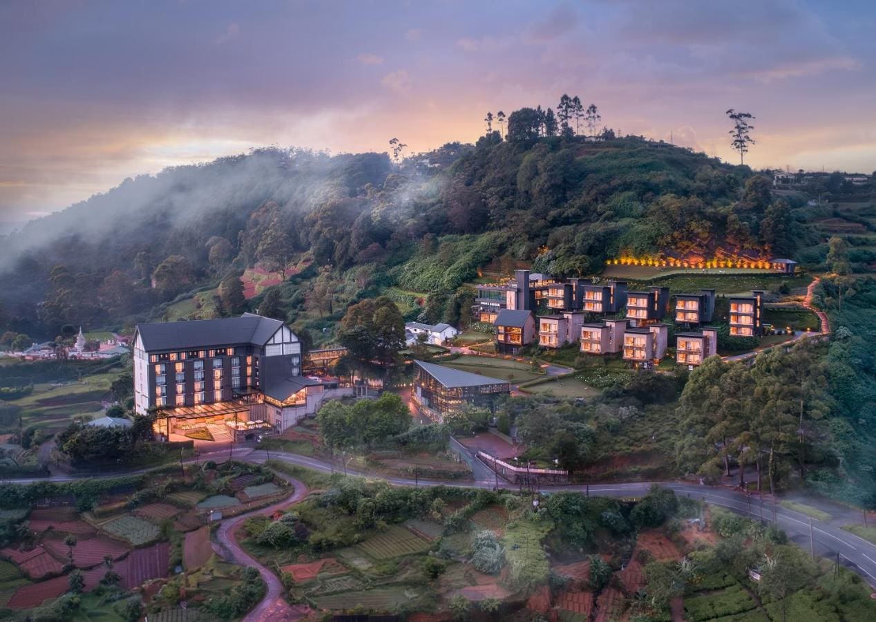 plano vista aera The Golden Ridge Hotel edificios y naturaleza