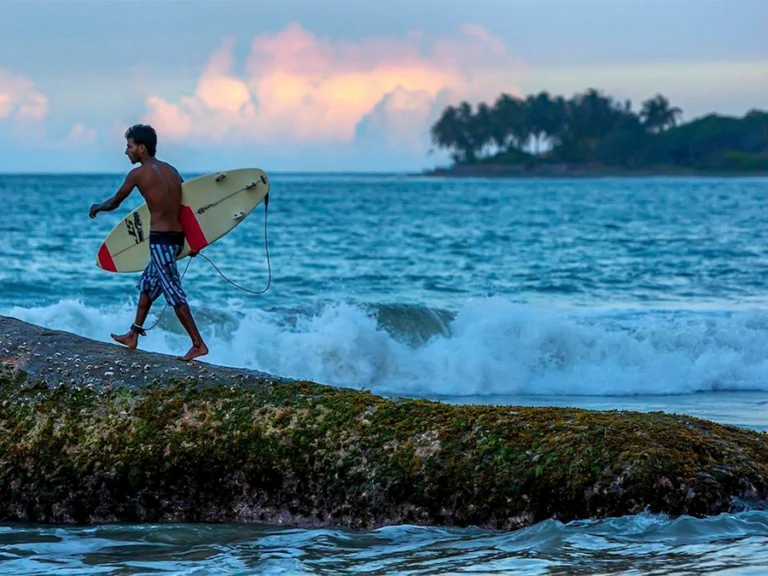 que ver y que hacer en arugam bay sri lanka surfero playa