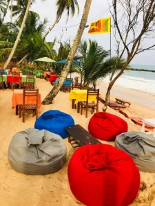 restaurante de Coppenrath Hostel Tangalle en la playa y puffs con el oceano de fondo