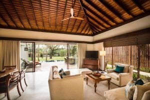 salon con vistas al jardin en Anantara Peace Haven Tangalle Resort