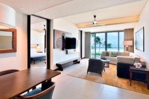 salon de habitacion de hotel de Marriot Weligama mobiliario y vistas por la ventana