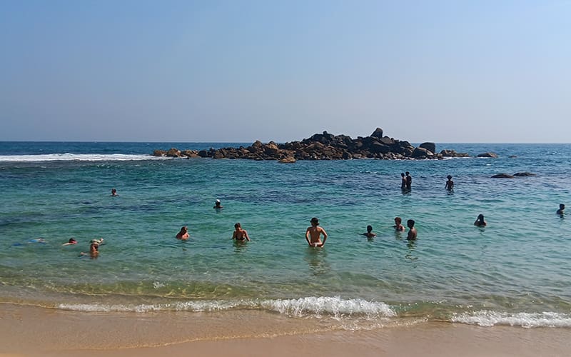 secret beach en ahangama oceano y gente