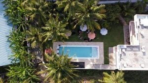 vista cenital de piscina y jardin y edificio de Spindrift Hostel Madiha