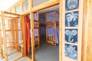 vista del dormitorio de hostel y literas en madera de Coppenrath Hostel Tangalle costa sur de sri lanka
