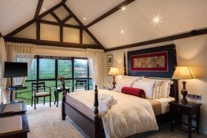 vistas de la habitacion y la plantacion de te en CheRiz Boutique Villa Hotel hoteles con encanto en Nuwara Eliya