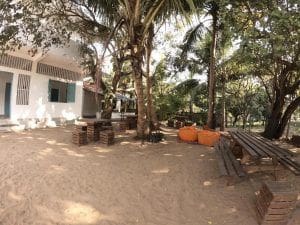 zona exterior jardin en Hangover Hostels Arugam Bay costa este sri lanka
