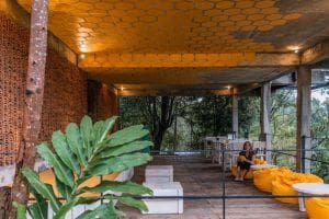zonas comunes en Wild Bee Hostel Ella mejores hostels de Sri Lanka