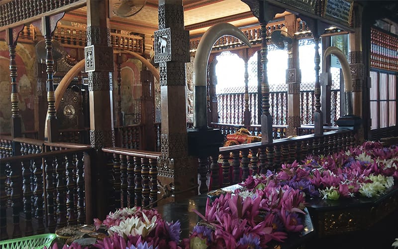 Triangulo Cultural Sri Lanka cofre y ofrendas del diente de buda en Kandy