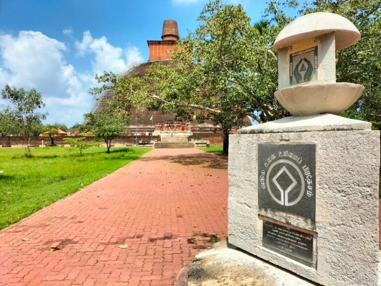 Triangulo Cultural Sri Lanka estupa Jethawana en Anuradhapura