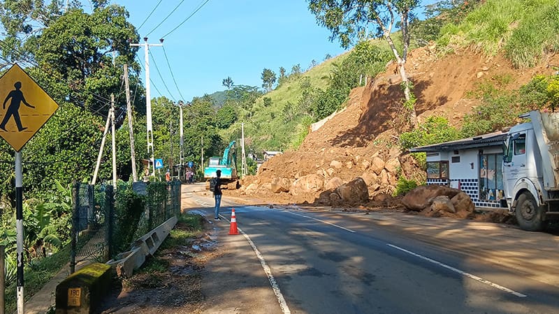 desprendimiento de ladera en tierras altas y carretera