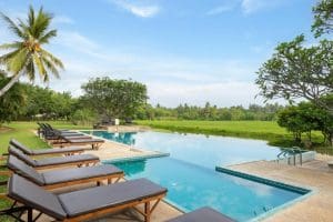 safari Yala Kithala Resort piscina y tumbonas