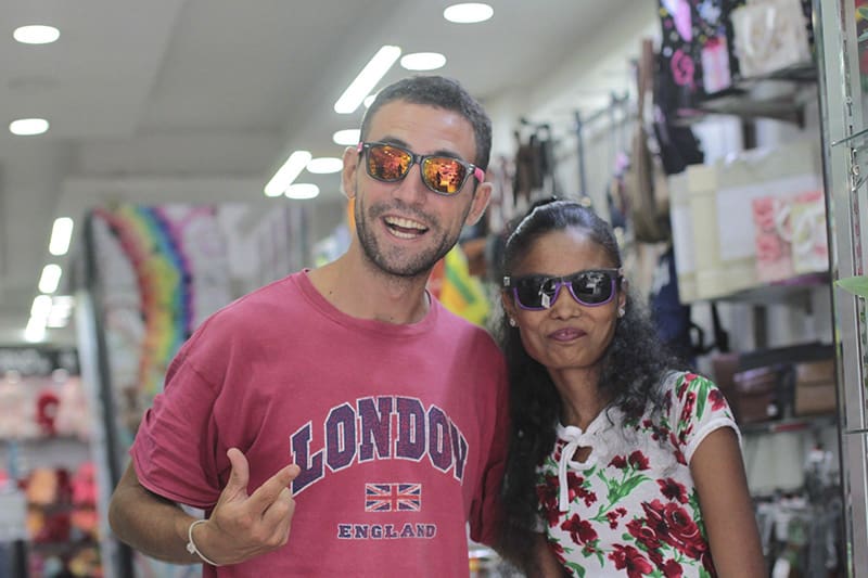 que comprar en sri lanka chica local y yo