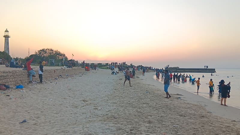 Kankesanturai Beach orilla y gente