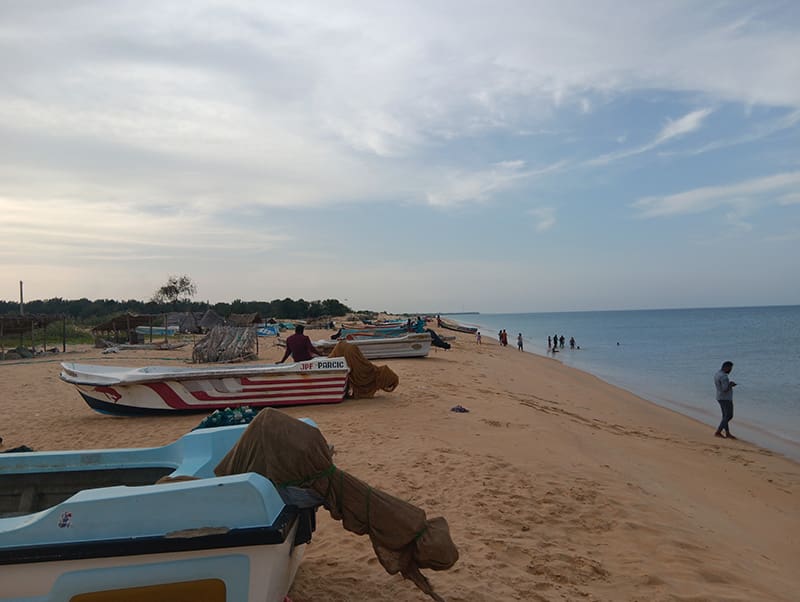 Manatkaadu Beach barcos pescadores