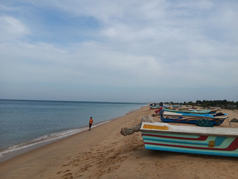 Manatkaadu Beach paisaje y barcos