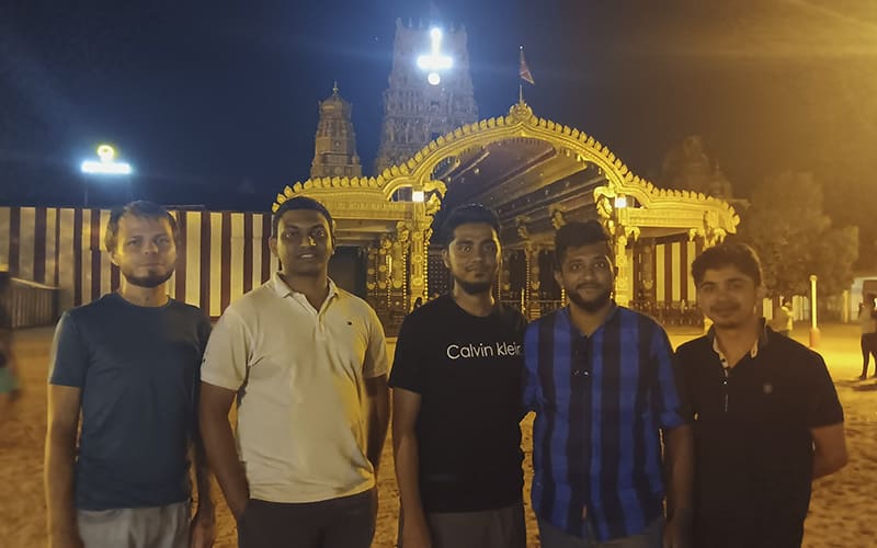 amigos en templo Nallur de noche