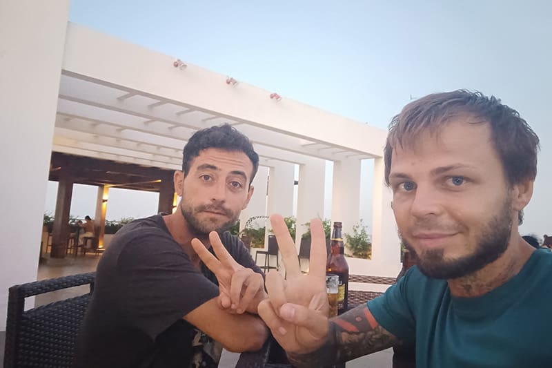 anton y yo en el bar de hotel jetwing jaffna