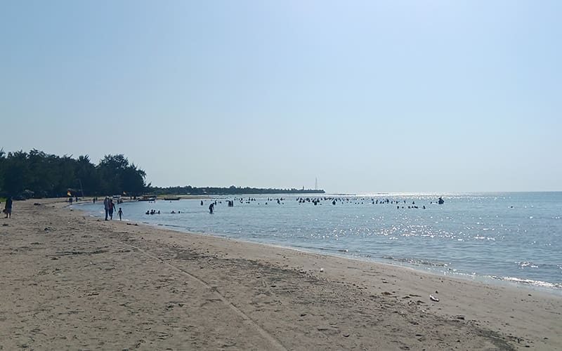 casuarina beach en Jaffna y gente bañandose