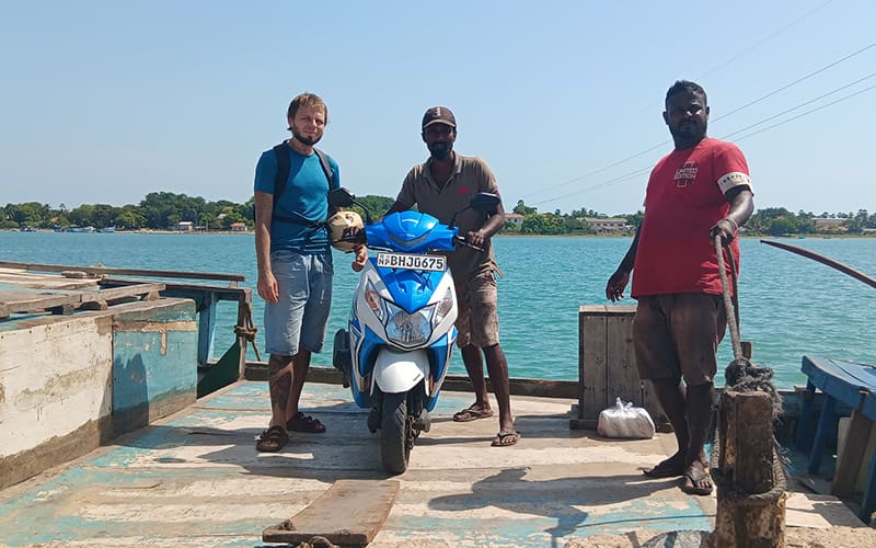 ferry isla kayts locales y amigo anton