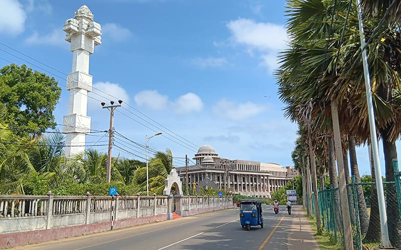 memorial y Town Hall en calle de Jaffna Sri Lanka