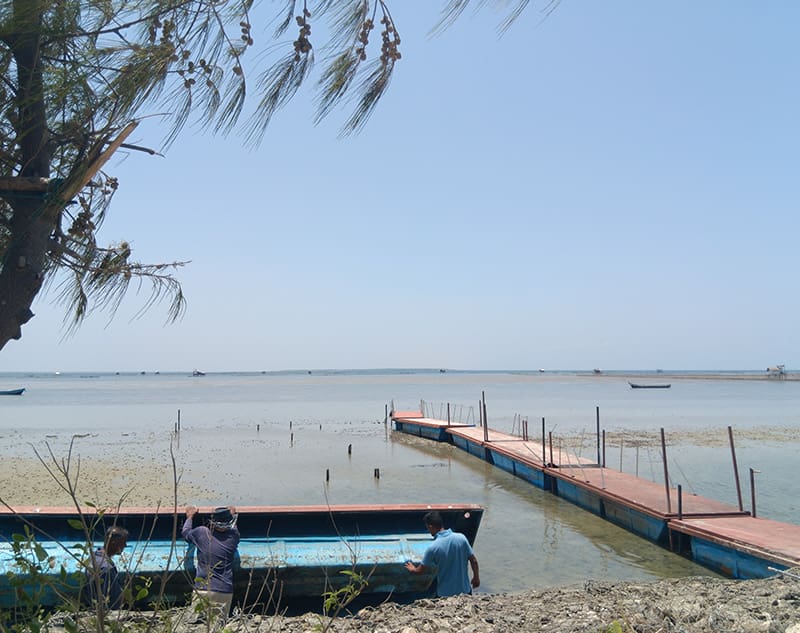 muelle y locales en Mandathivu en Jaffna