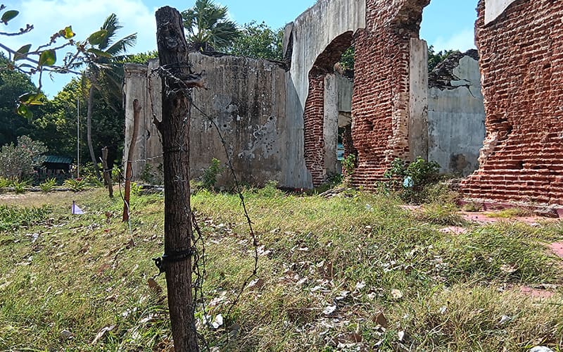 muros con disparos en el fuerte de jaffna