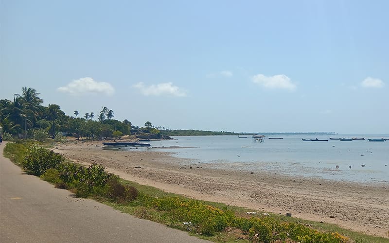 paisaje de isla kayts norte sri lanka y barquitos de pesca