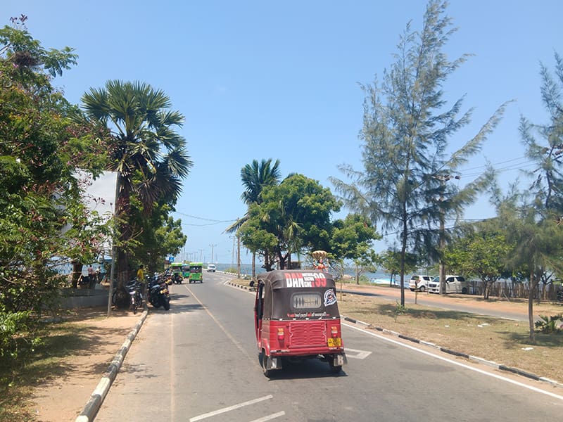 que ver en Jaffna paisaje puente Pannai y tuk tuk