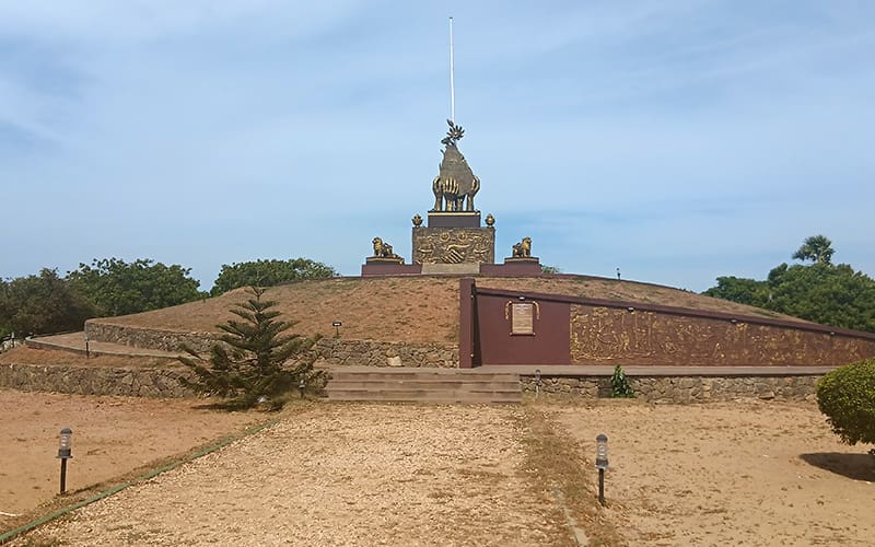 war monument en Elephant Pass