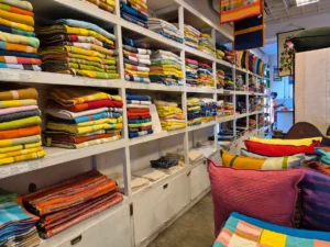souvenirs que comprar en sri lanka estante tejidos