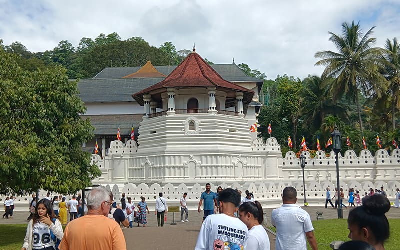 sri lanka pertenece a la india templo de la sagrada reliquia en Kandy