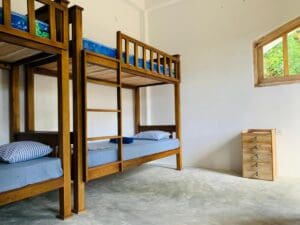 Hidden Well hostel en Hiriketiya dormitorio