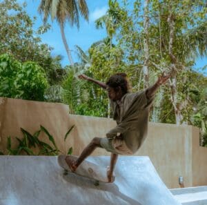Locos hostel en Hiriketiya rampa skate
