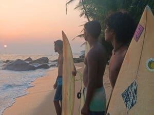 surferos locales en spot Sabini Madiha