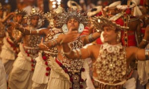 disfraces bailes tradicionales celebracion budista Kandy