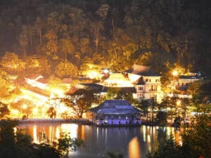 paisaje Sri Dalada Maligawa y lago Kandy