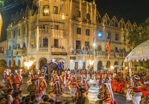 procesion budista calle Queens Hotel
