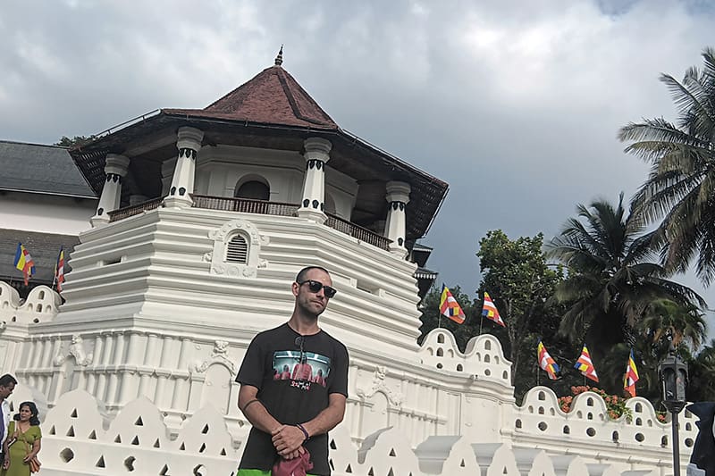 yo en Sri Dalada Maligawa en Kandy