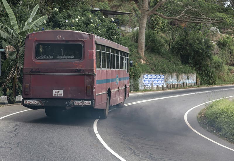 alquilar coche en sri lanka seguridad buses locales