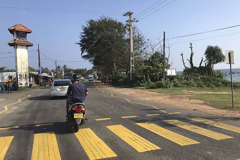 alquilar coche en sri lanka yo en scooter