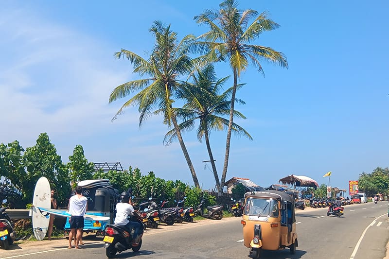 conducir en sri lanka parking scooters ahangama