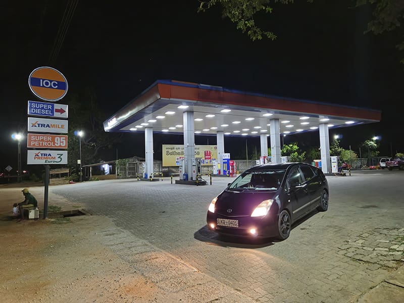gasolinera de noche Sri Lanka