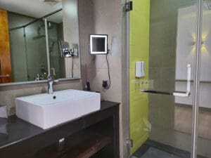 baño y ducha en hotel Regal Reseau Negombo Sri Lanka